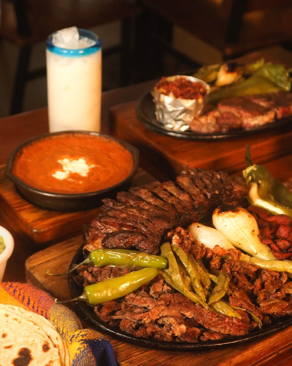 Cortes de carne asada con guarniciones