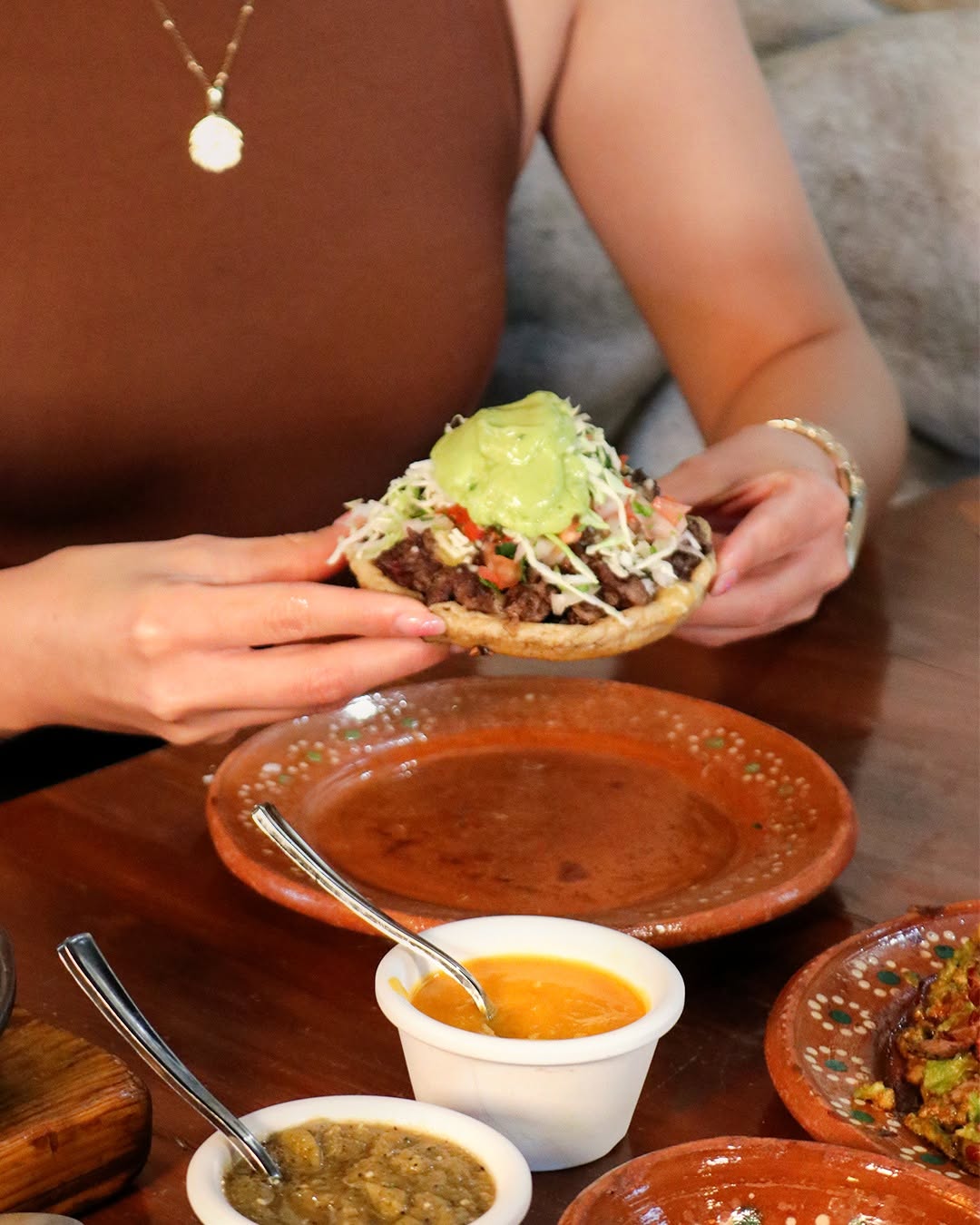 Tostada con carne asada, verduras y aguacate